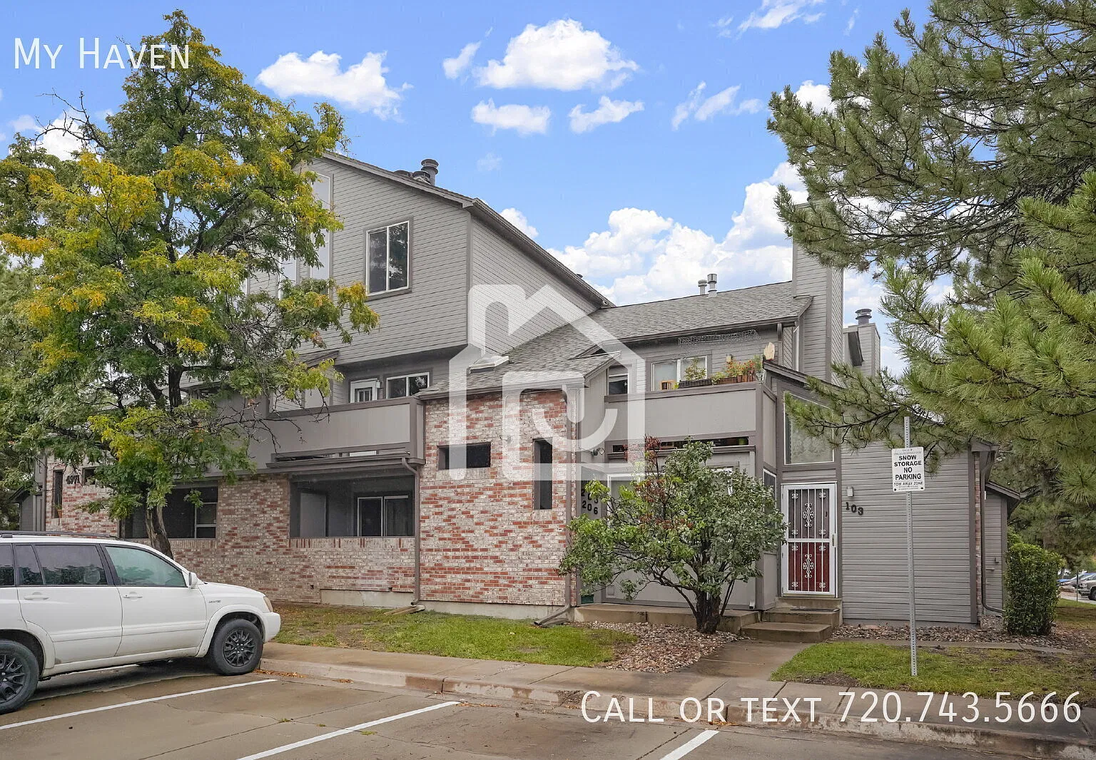 Two Story 2 Bedroom Apartment in Great Location — Photo 1