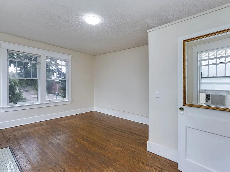 Abh - 2111 A/B/C/D Belmont — Photo 13