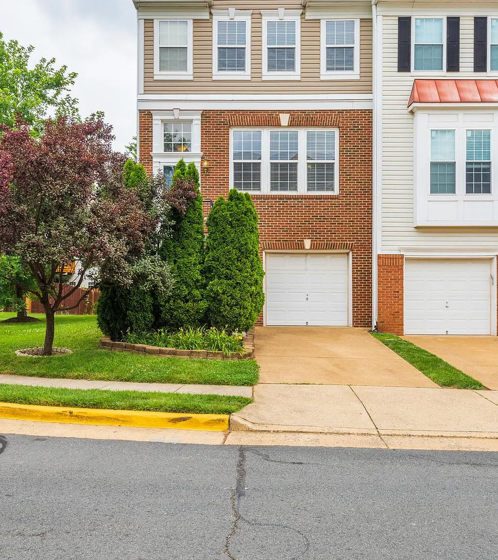 3 bed, 4.0 bath, 2161 sqft, $3,000 — Photo 2