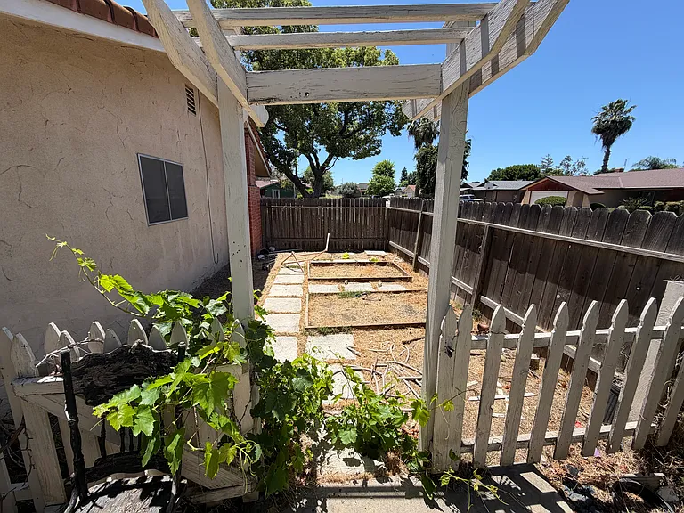 823 Menlo Ave — Photo 12