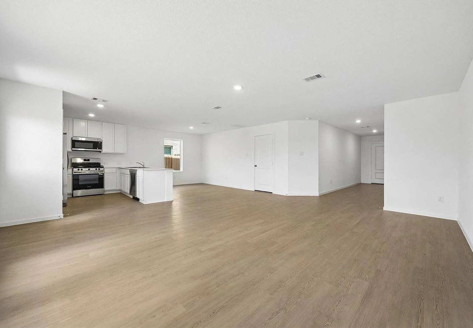4 bed, 2.5 bath, $2,100 — Photo 4