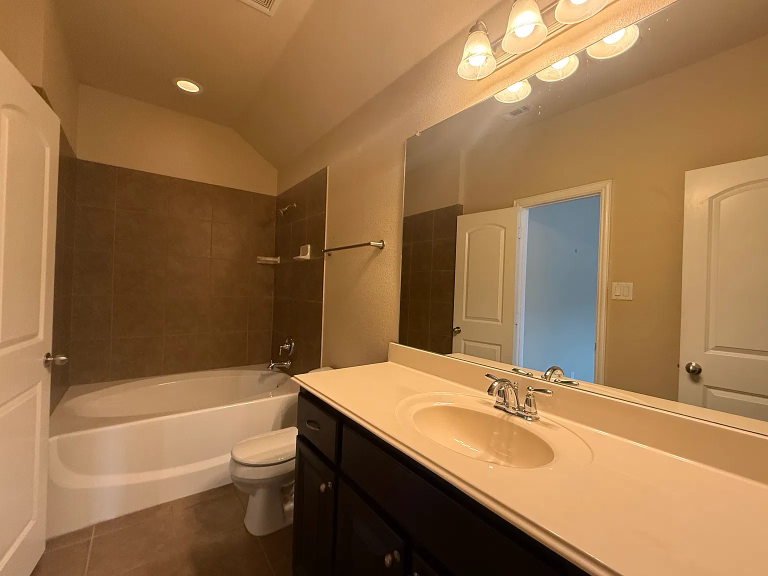 3 bed, 2.5 bath, 1666 sqft, $2,450 — Photo 4