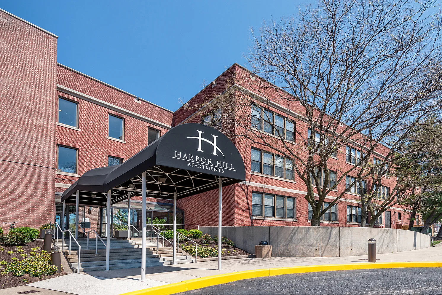 Harbor Hill Apartments — Photo 1