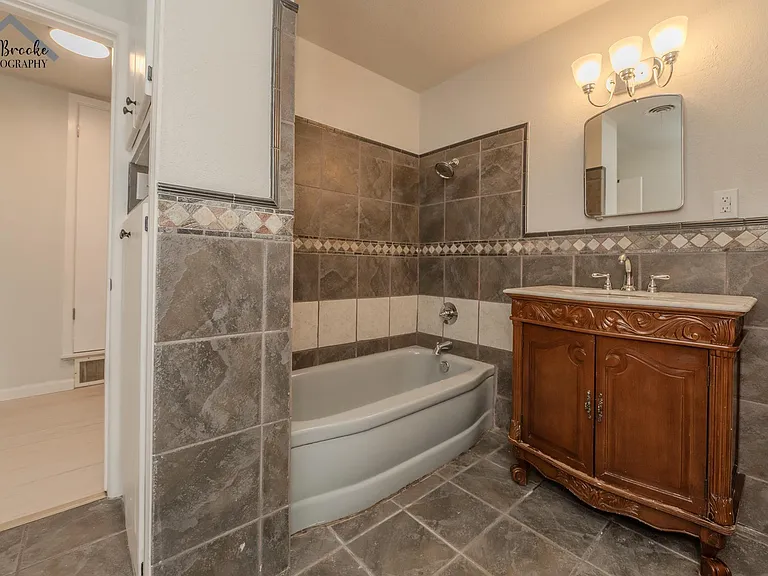 4505 University Ave — Photo 20