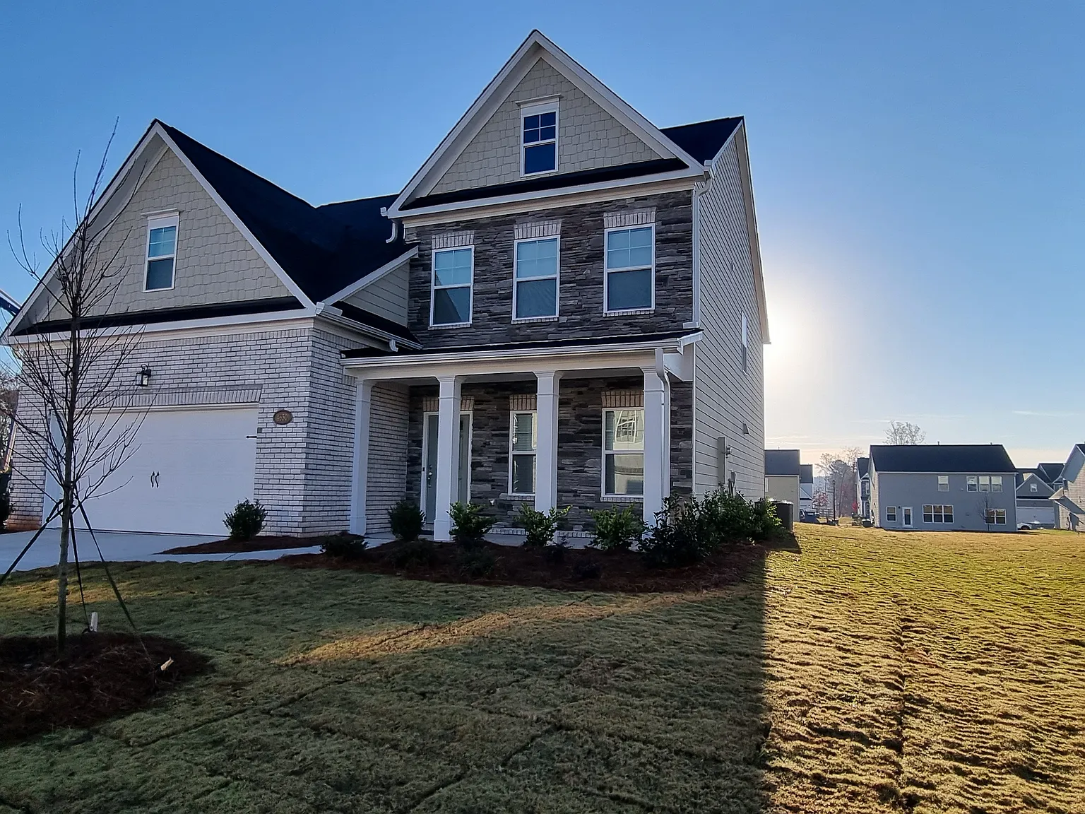 5 bed, 2857 sqft, $2,900 — Photo 2