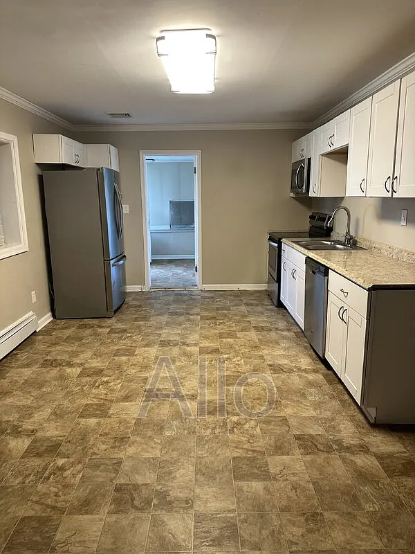 3 bed, 1.0 bath, 1300 sqft, $2,300 — Photo 3
