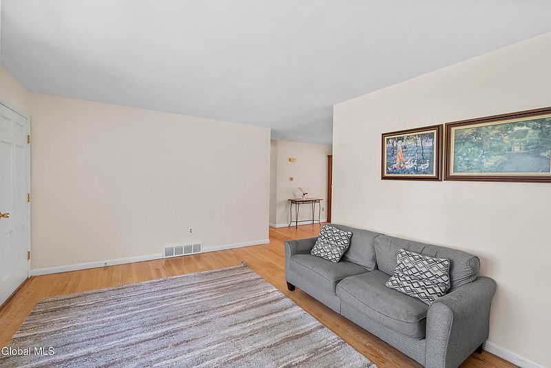 5th image of 141 Birchwood Drive