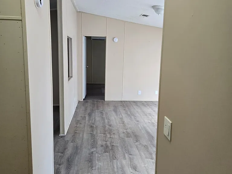 910 W Maxanna Blvd — Photo 28