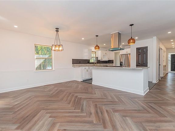 5th image of 1110 Crescent Ct