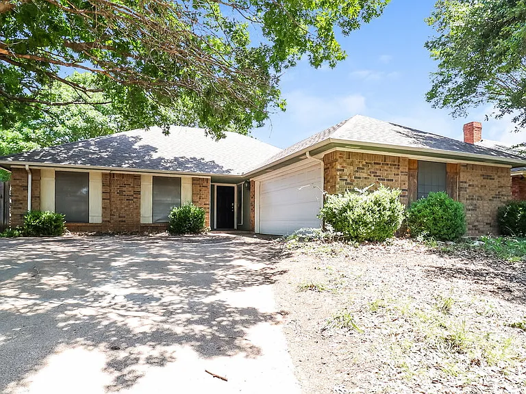 4900 Barberry Dr — Photo 1