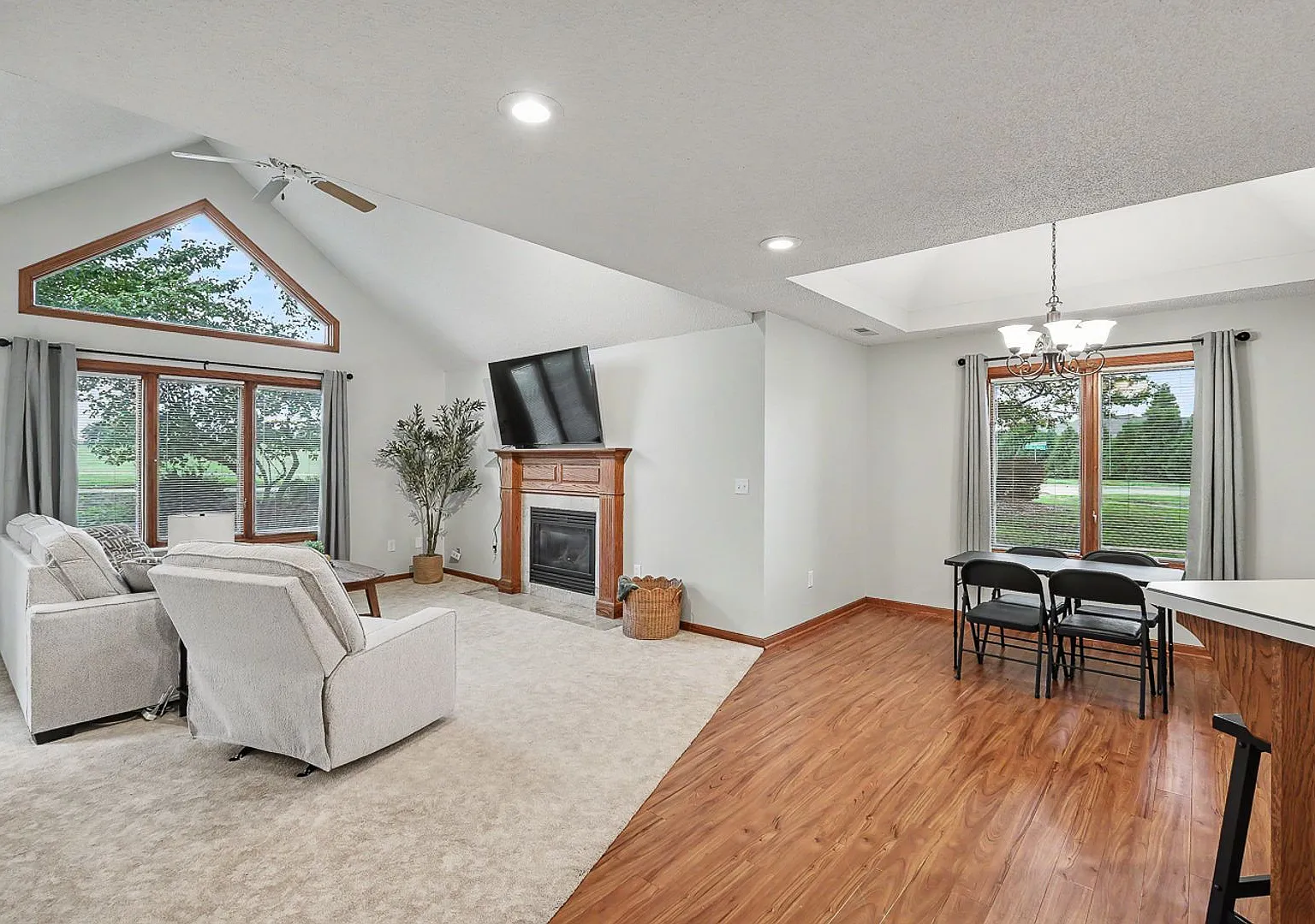 Rent: $2,100 - 2 bed condo — Photo 4