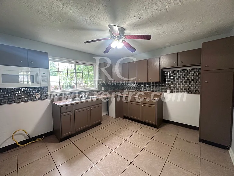 212 Logan St — Photo 2