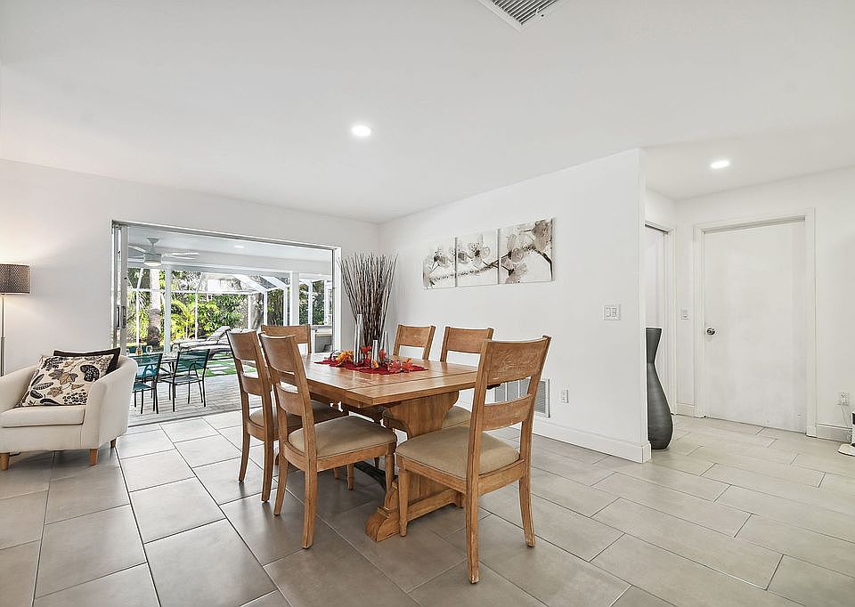 2nd image of 804 Allamanda Dr
