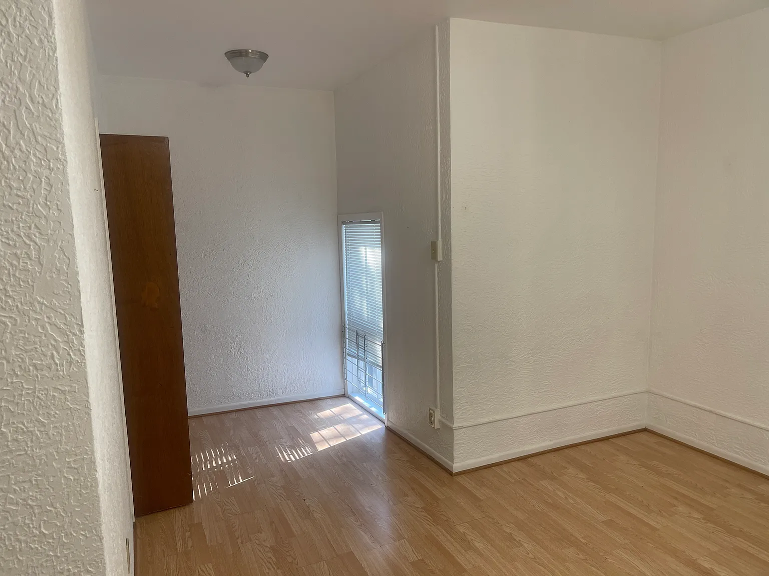 2 bed, 1000 sqft, $1,290 — Photo 3
