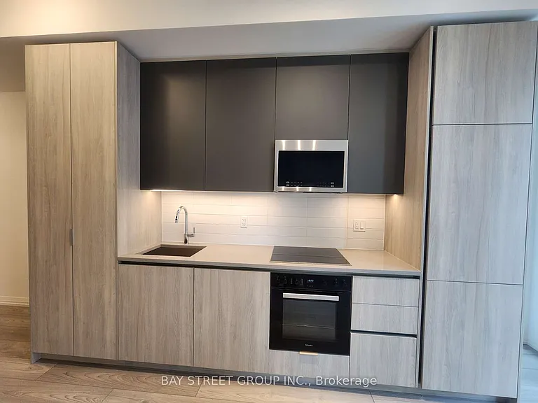 400 King St W #829 — Photo 8