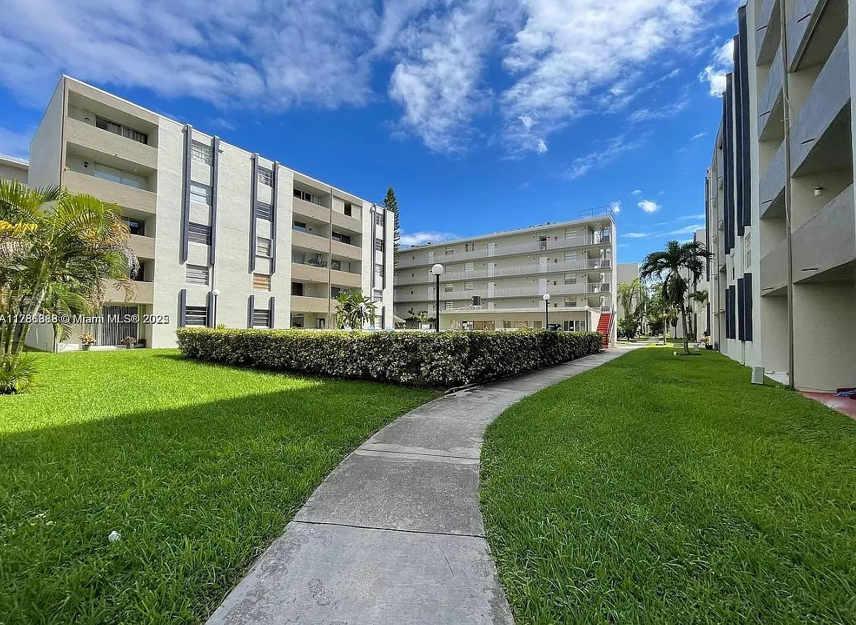 10000 NW 80 Ct - Samari Lakes 10000 NW 80 Ct Apt 2523 Hialeah Gardens FL 33016 — Photo 1
