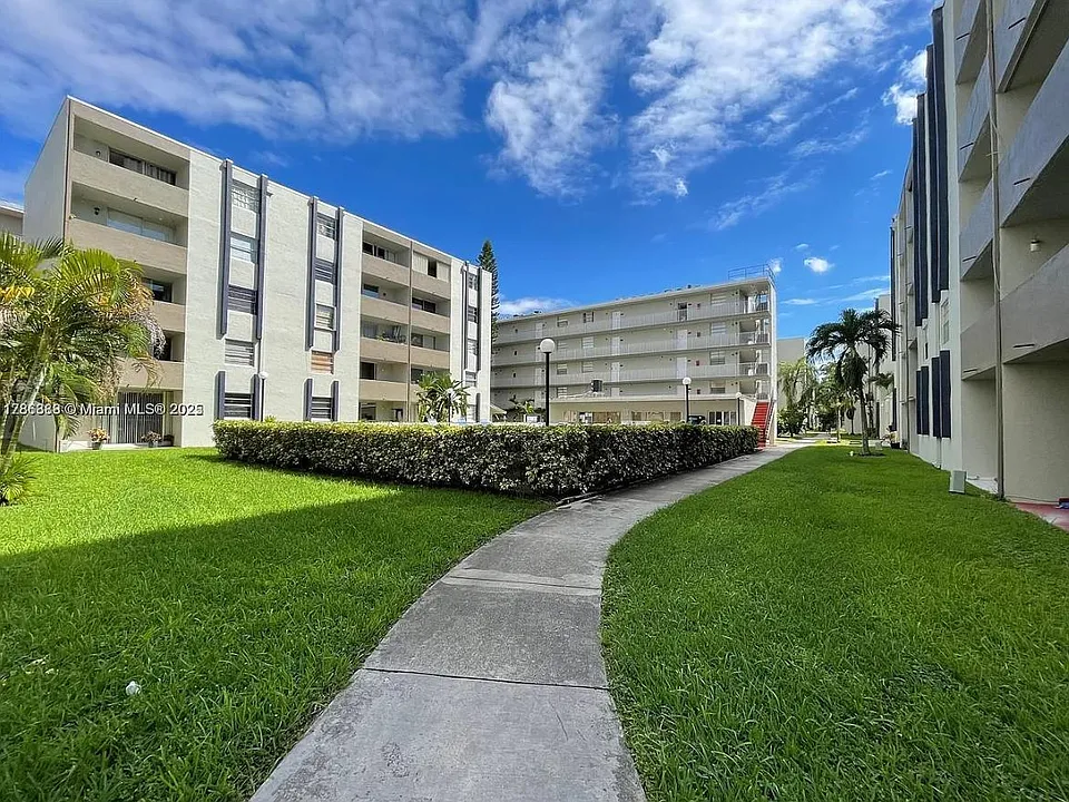 10000 NW Eighty Court Samari Lcks #252