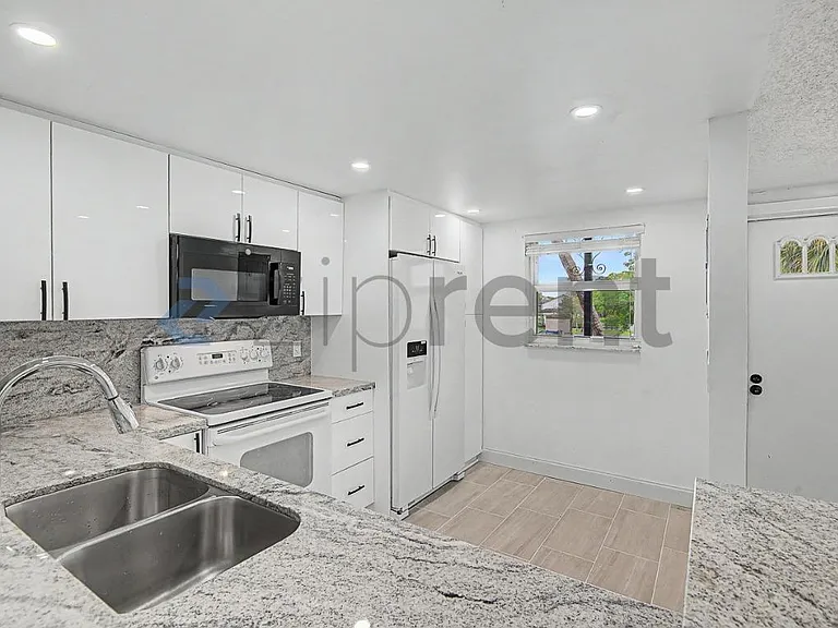 10110 Boca Entrada Blvd #201 — Photo 5