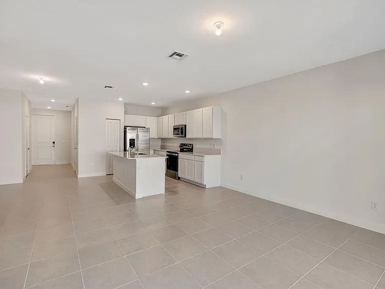 539 SE Rivergrass St — Photo 13