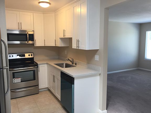 5th image of 1490 Crestwood Dr APT 2