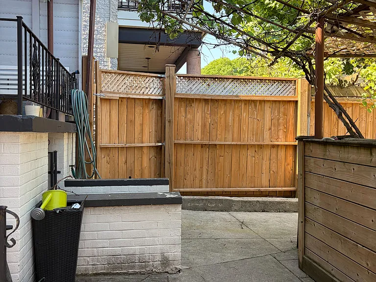 247 Lansdowne Ave #BASEMENT — Photo 3