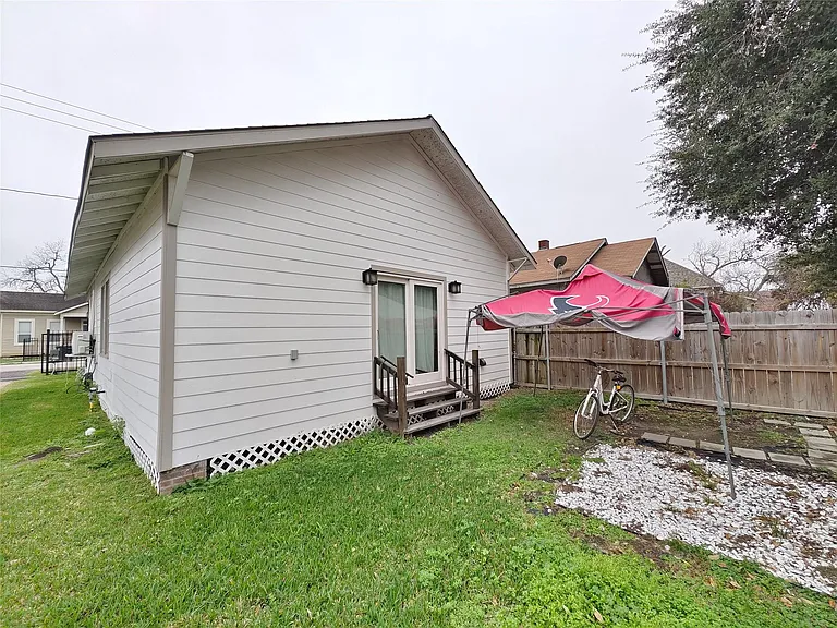 1217 Campbell St — Photo 14