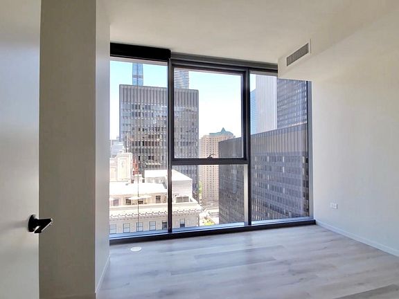 4th image of 71 E Wacker Dr #1716