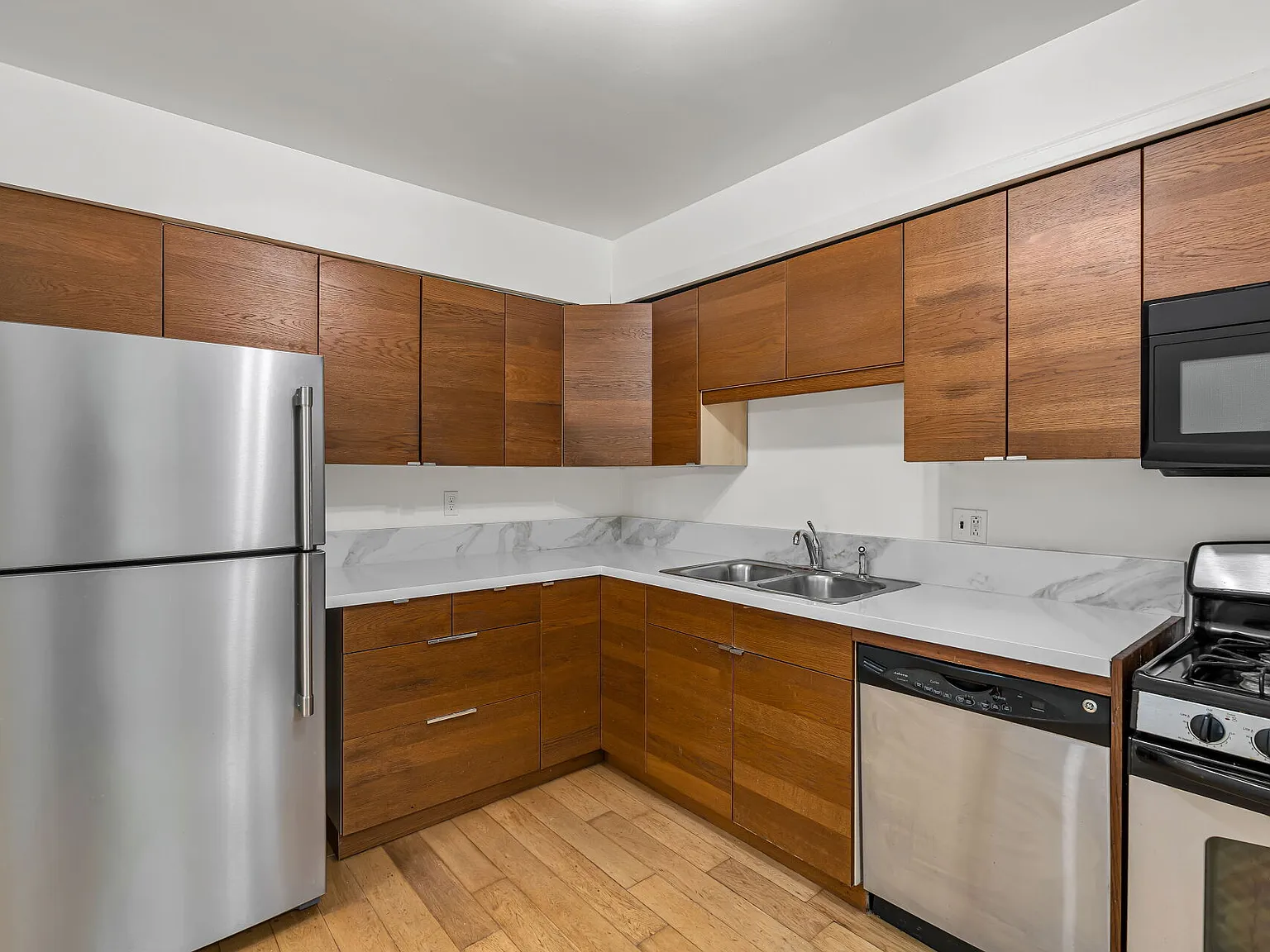 3 bed, 1.5 bath, 1280 sqft, $3,400 — Photo 2