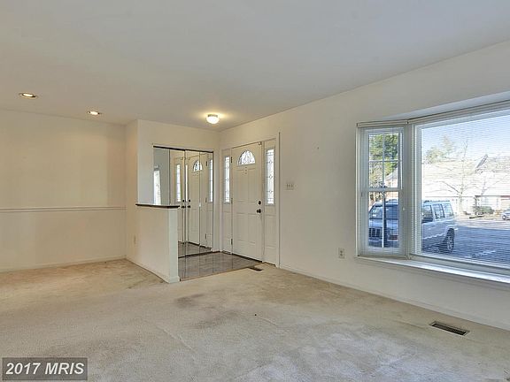 4th image of 652 Greenbriar Ln