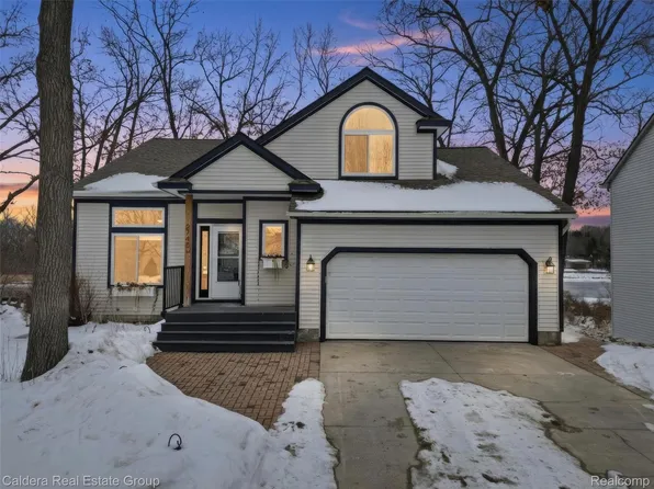 2745 Riverside Dr, Waterford, MI 48329