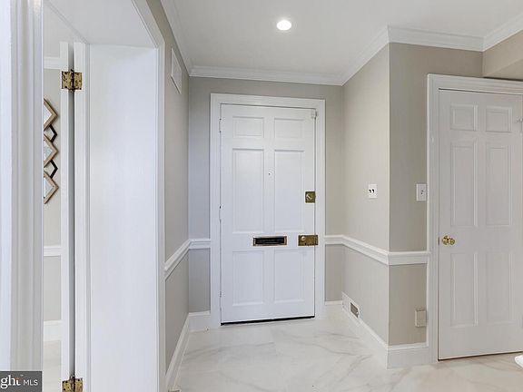 4th image of 214 N Columbus St