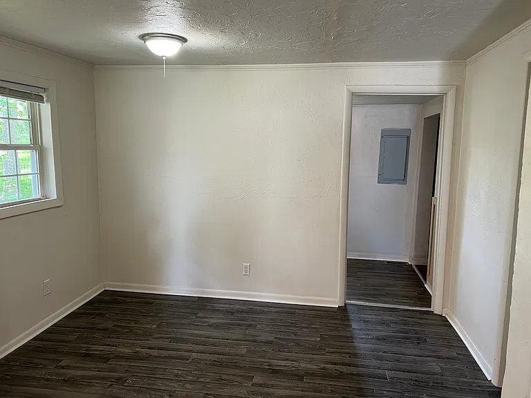406 W Broadway St — Photo 5