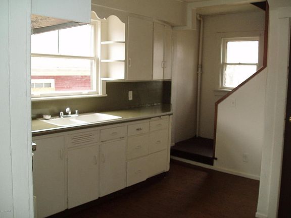 3rd image of 840 Superior St