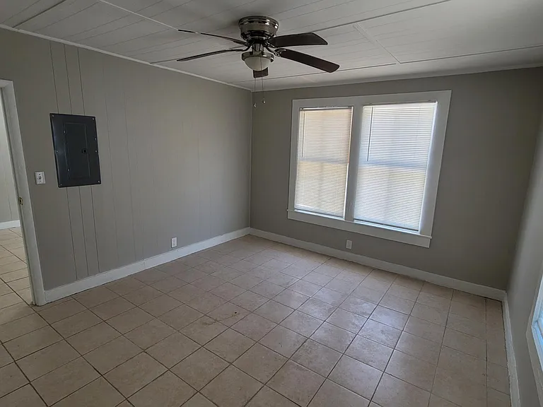 1511 N Davis Hwy #A — Photo 7