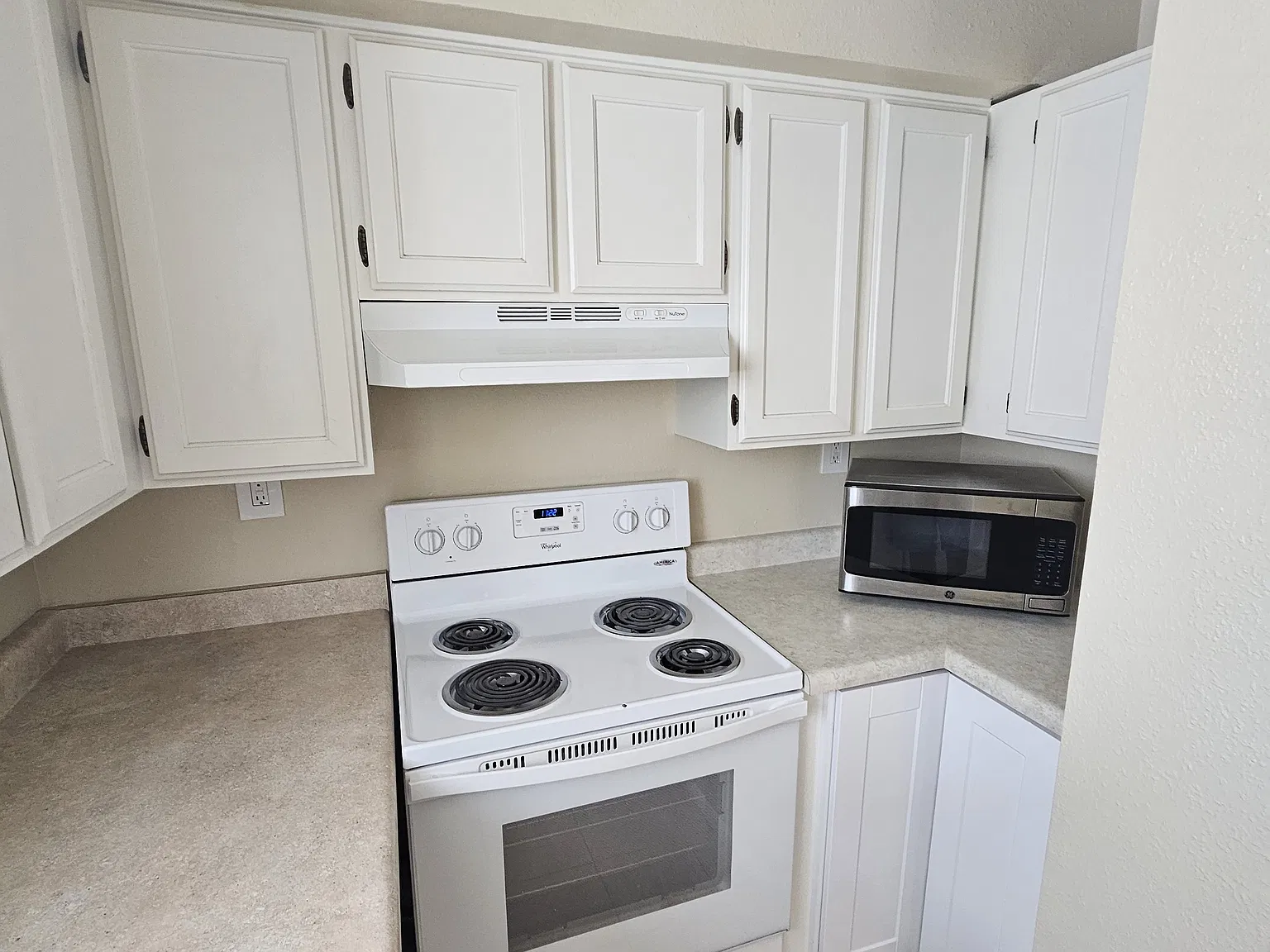 2 bed, 1.5 bath, 1058 sqft, $1,695 — Photo 3