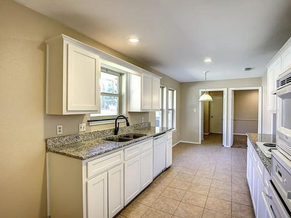 5th image of 102 Teakwood Dr