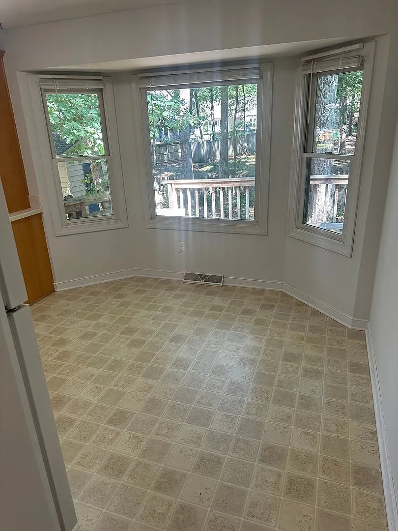 Great 3 bedroom two bath ranch home — Photo 4