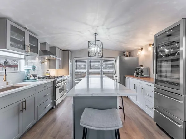 106 8th Ave, Bartlett, IL 60103