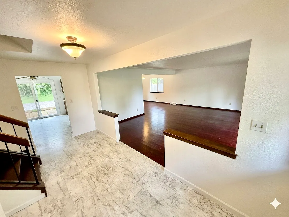 4 bed, 2.5 bath, 2975 sqft, $2,995 — Photo 4