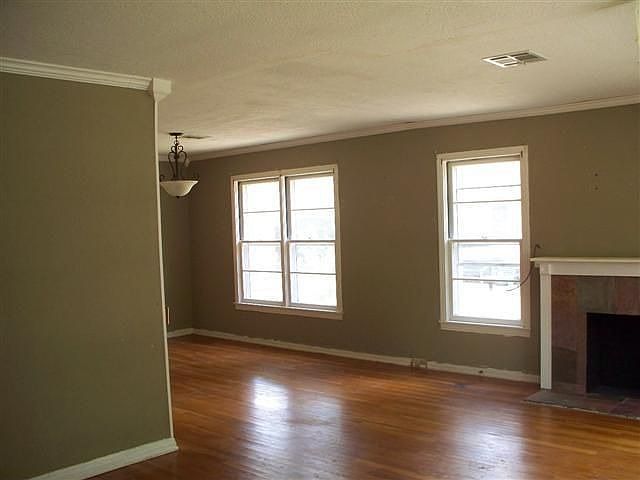 2nd image of 409 N Reagan St