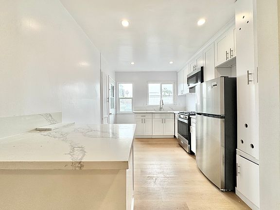 3rd image of 1517 N Laurel Ave #5