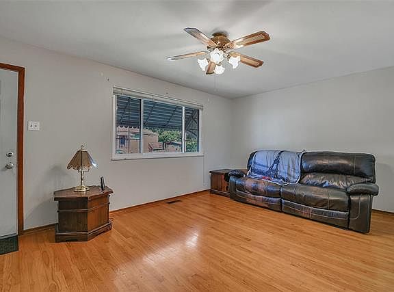 3rd image of 9840 Sadie Ave