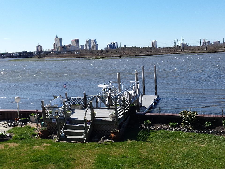 2nd image of 1430 W Riverside Dr #1