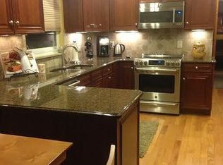 860 Shoreham Rd, Grosse Pointe Woods, MI 48236