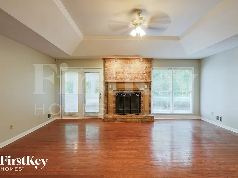 226 David Larsen Dr — Photo 2