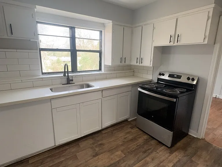 320 Lawrence Rd — Photo 4