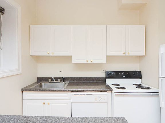 3rd image of 1425 N Dearborn St APT 2C