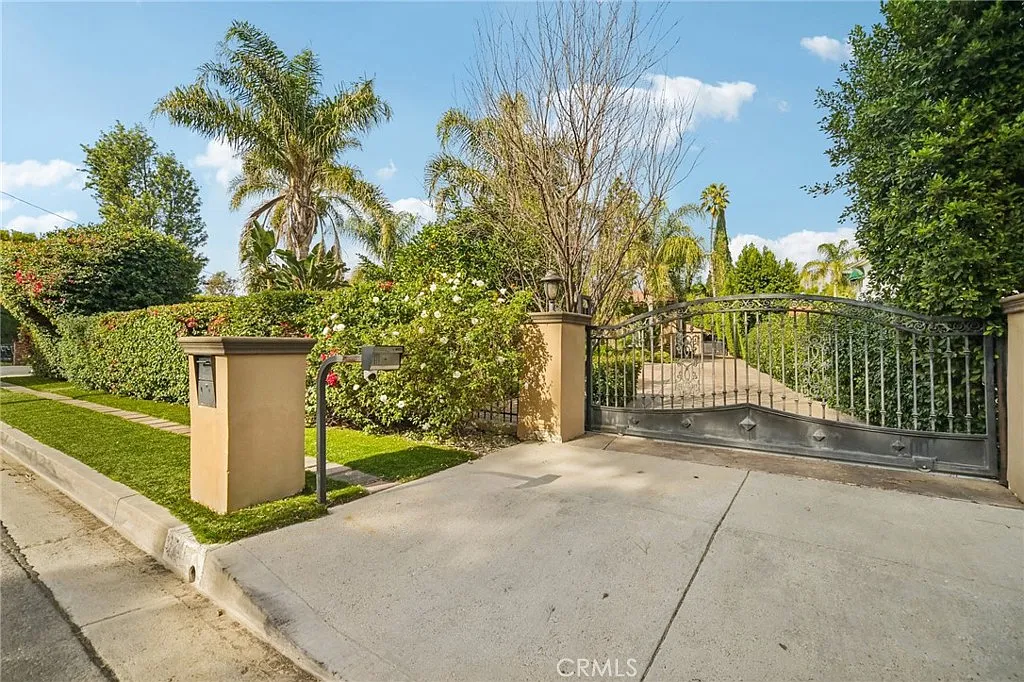 5 bed, 4350 sqft, $11,500 — Photo 2
