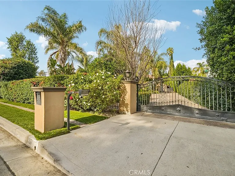 17401 Raymer St — Photo 2