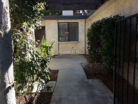 3rd image of 2537 Palmera Dr